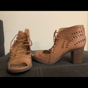 CUTE Tan Lace Up Chunky Heels NWOT